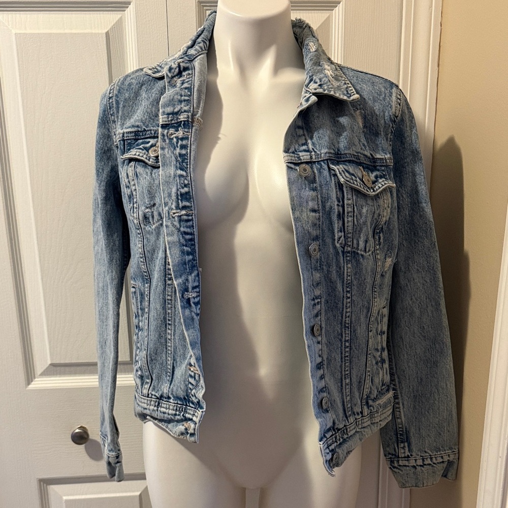 Old Navy Light Blue Jean Jacket, Size M